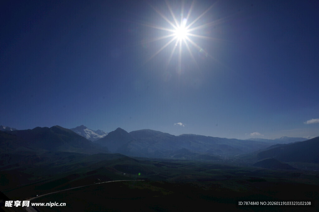 日出下的壮丽山峦景色