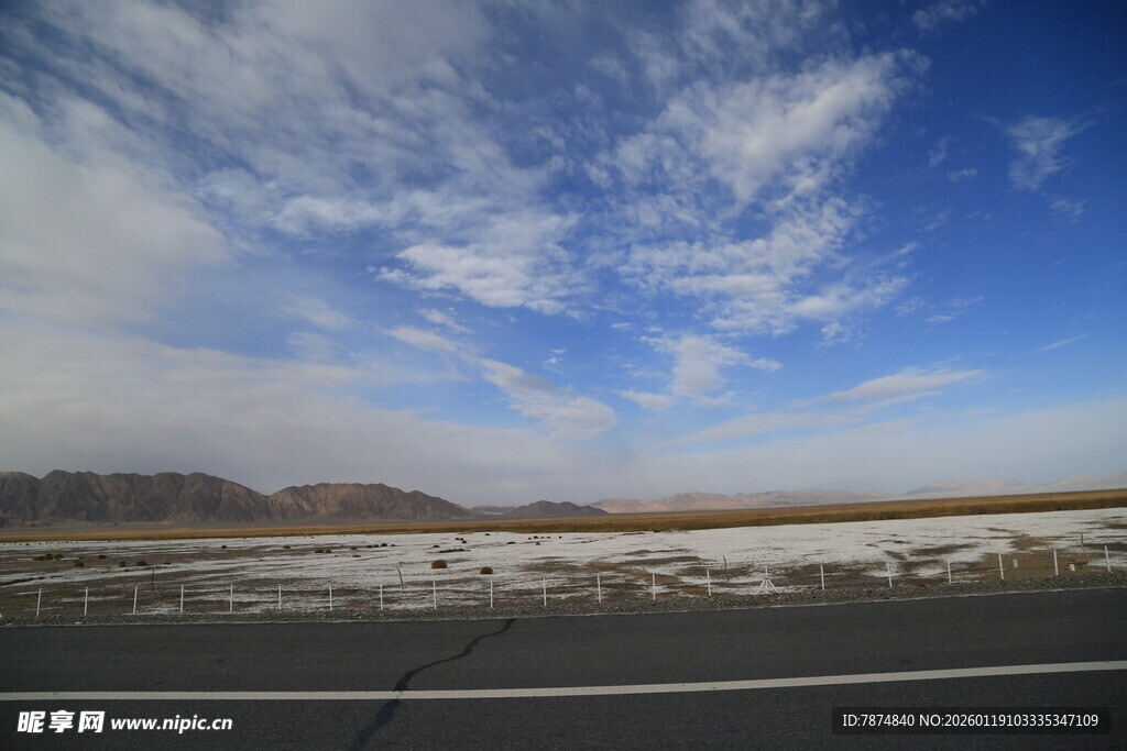 公路边的开阔蓝天与湿地