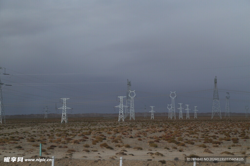 荒漠中的输电设施景观