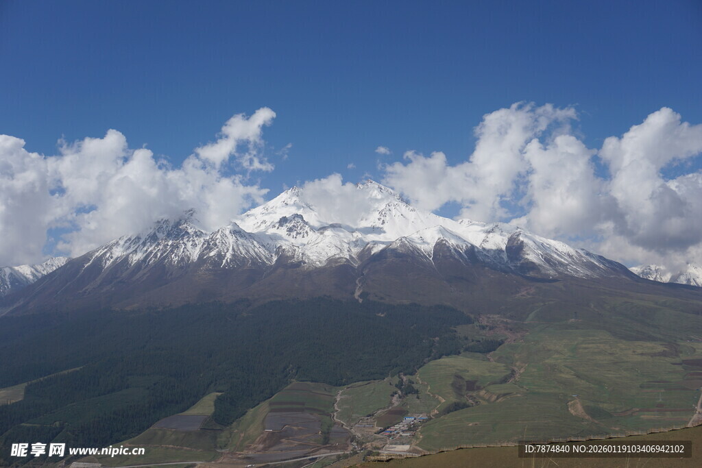 雪山美景 蓝天白云相衬