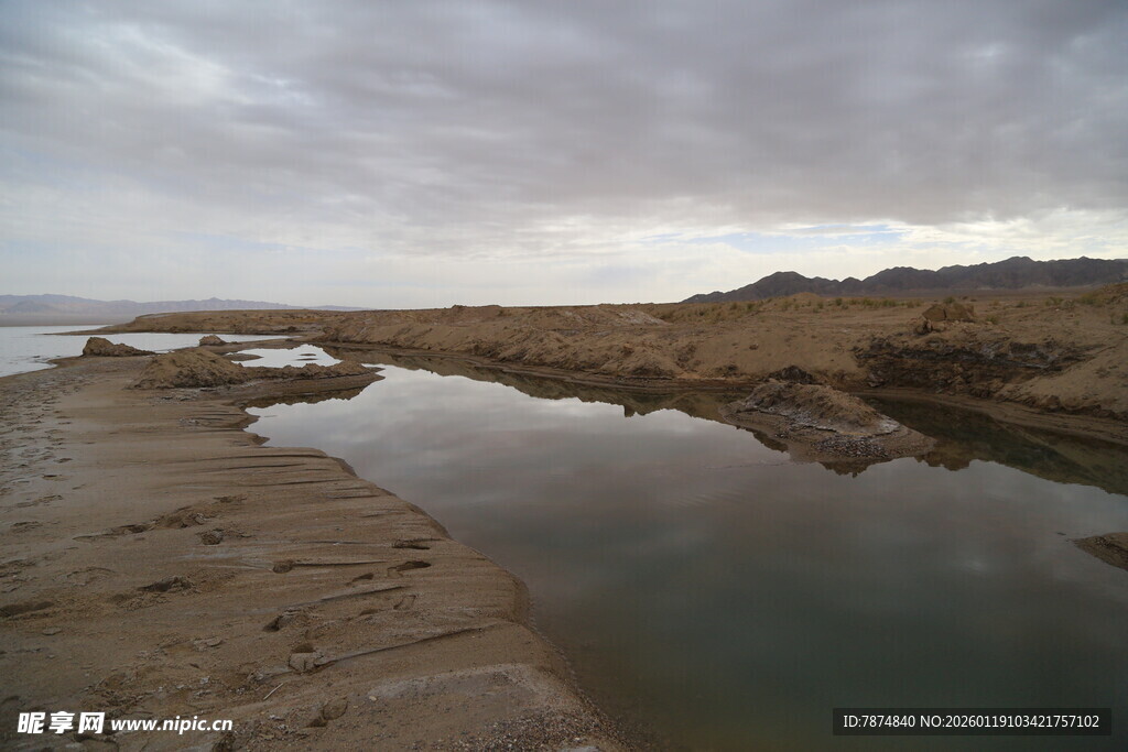 荒漠中的静谧水域