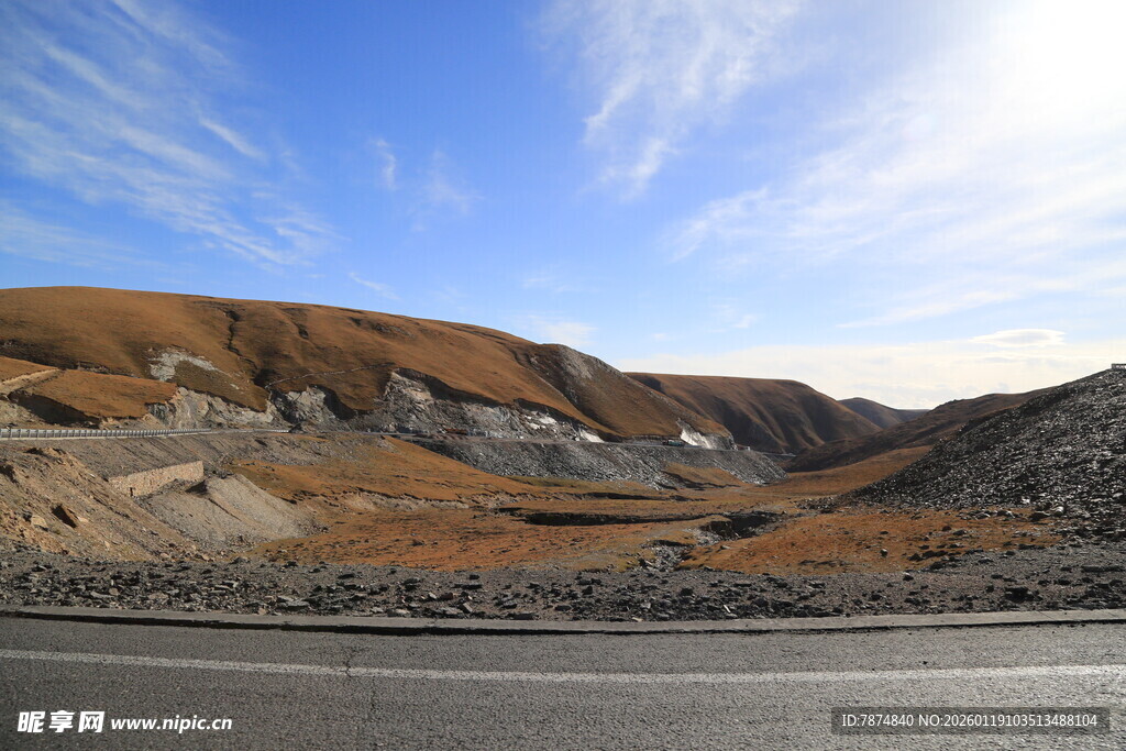 公路旁的壮丽山野风光