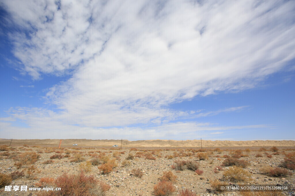 广袤荒漠上的蓝天白云