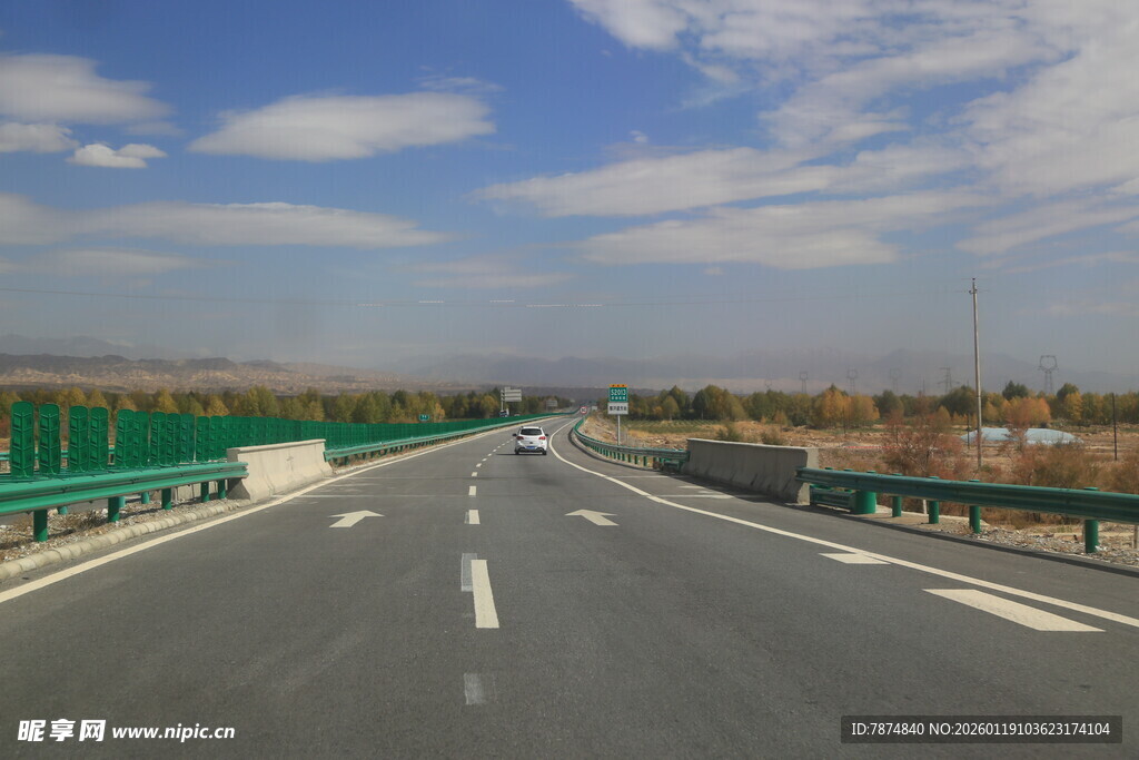 宽阔公路延伸向远方