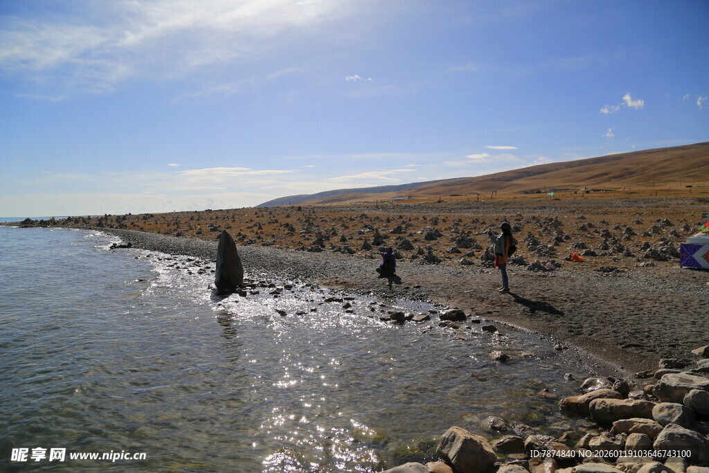 海边漫步的人群与美丽风光