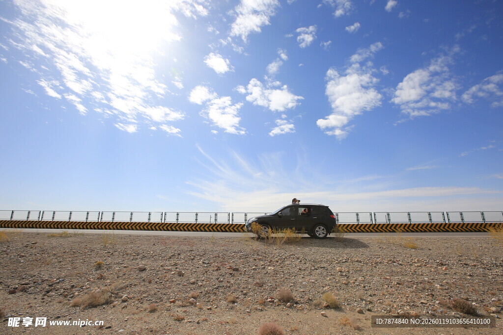 旷野上的孤独车辆