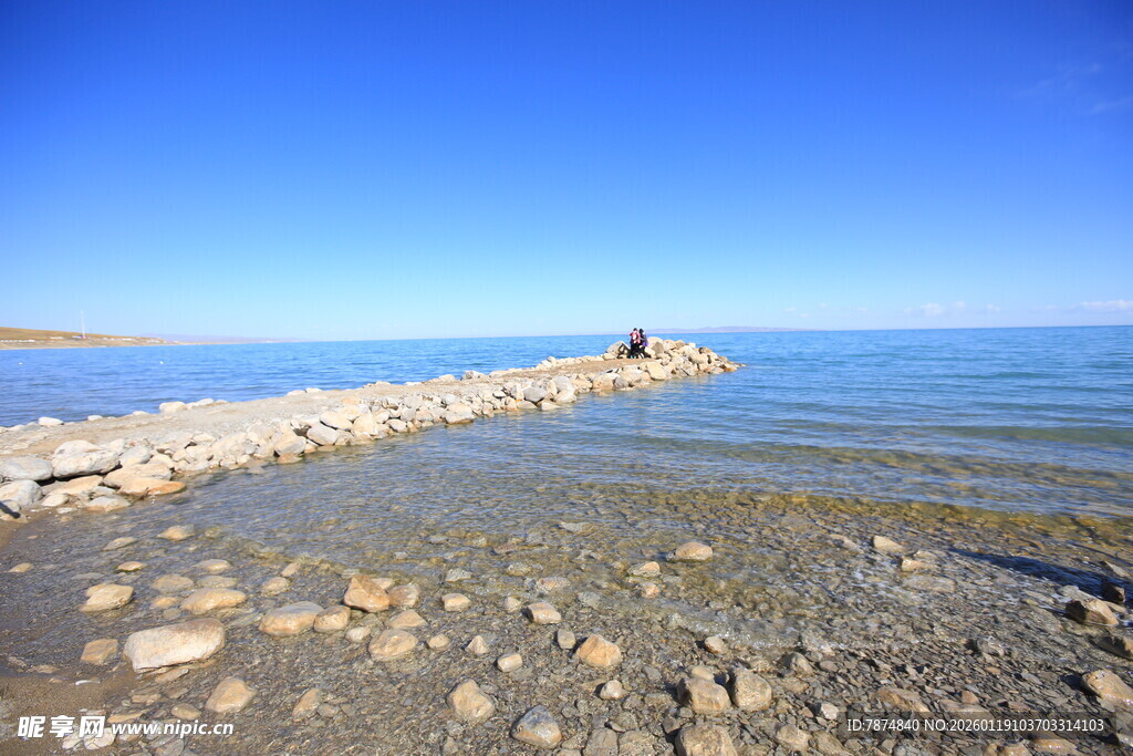 海边石堤 澄澈蓝天碧水