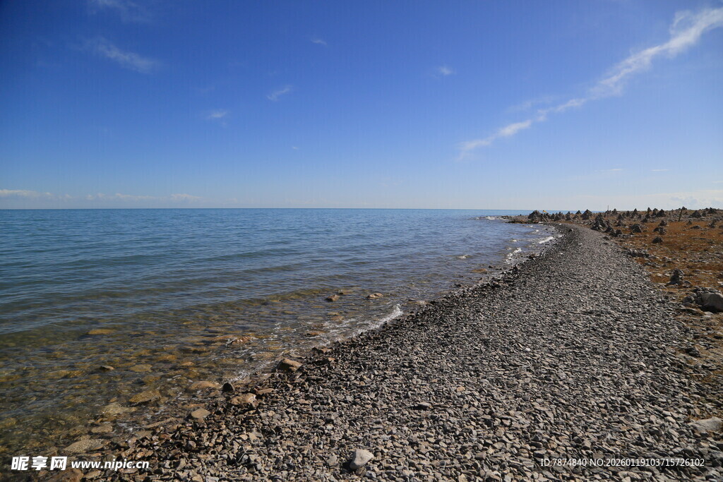 海边碎石滩 蓝天碧水景