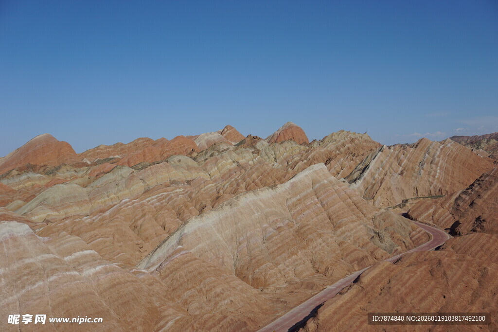 七彩斑斓的壮丽丹霞地貌