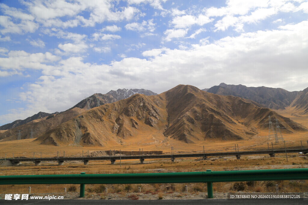 公路旁壮丽的沙漠山脉景观
