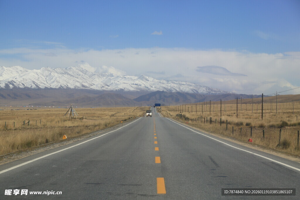 旷野公路通向雪山美景