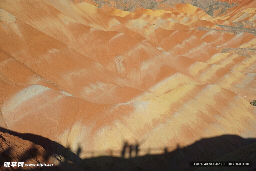 壮丽晚霞下的山峦剪影