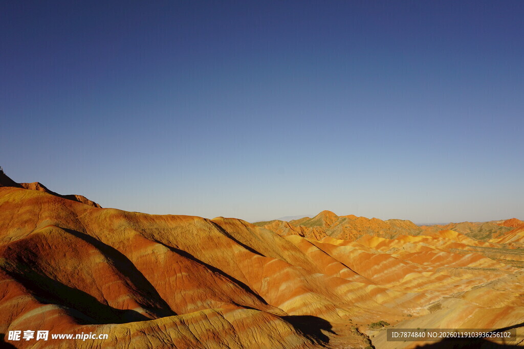 七彩斑斓的壮丽丹霞地貌