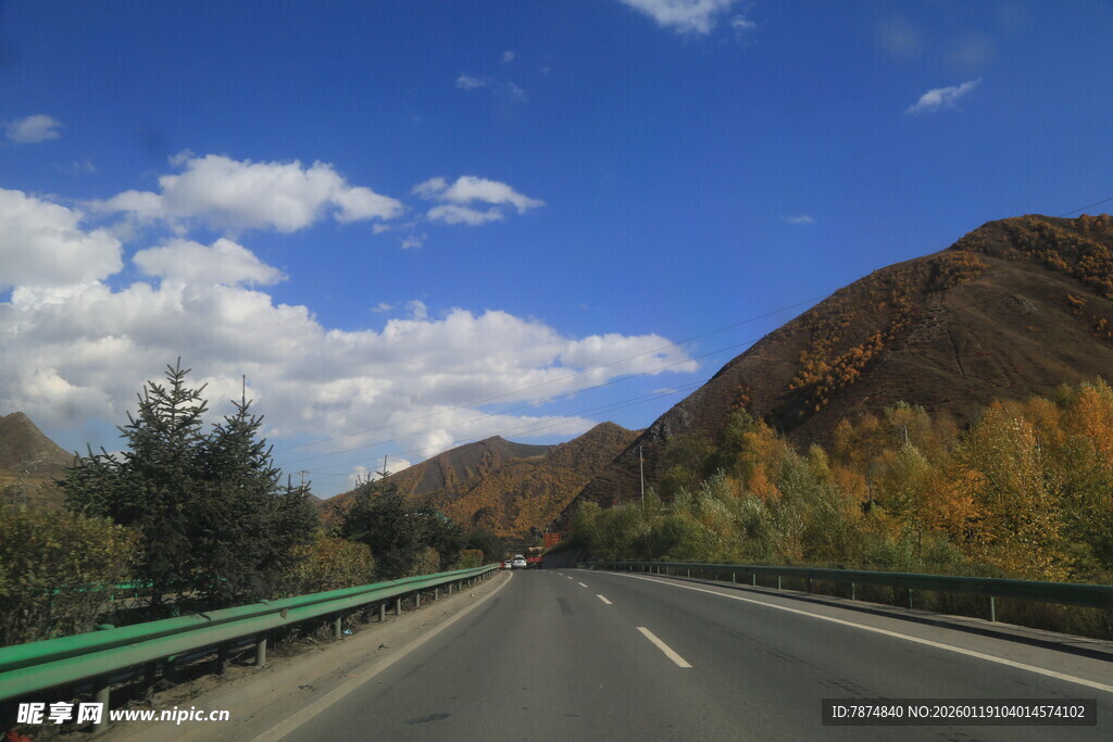 秋日公路旁的斑斓山色