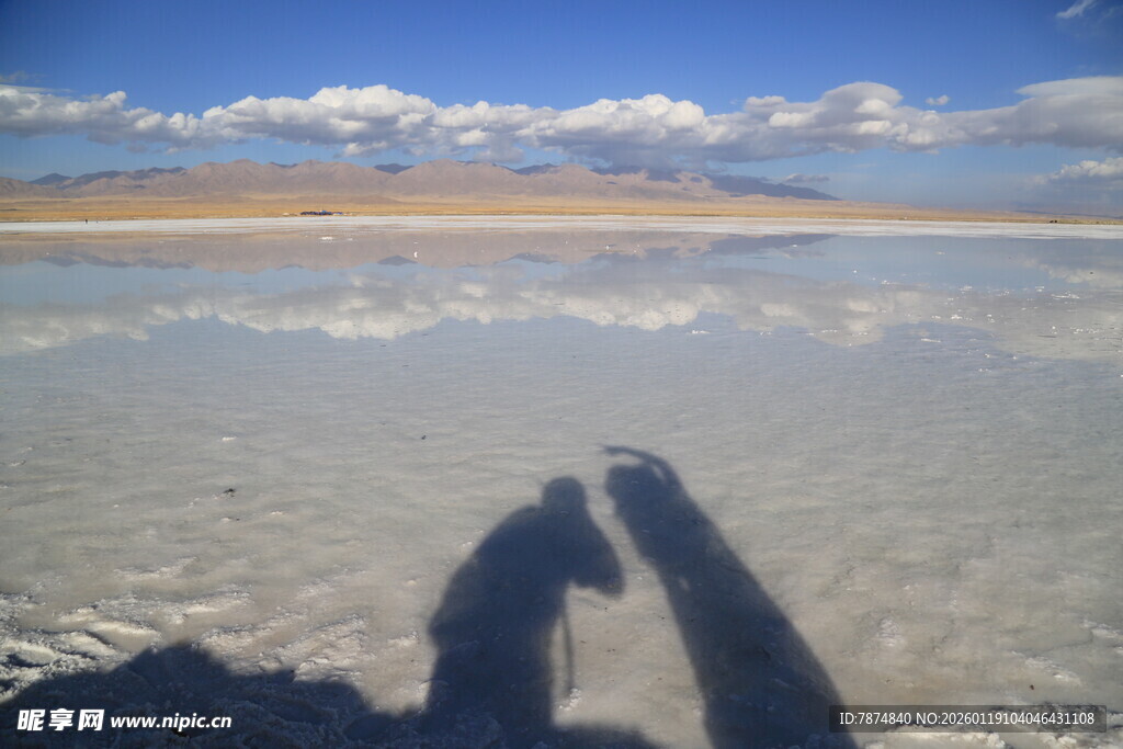 盐湖上的人影与美丽天空
