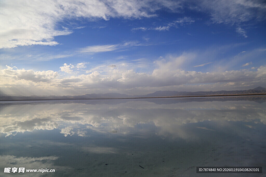 天空之镜般的梦幻湖景