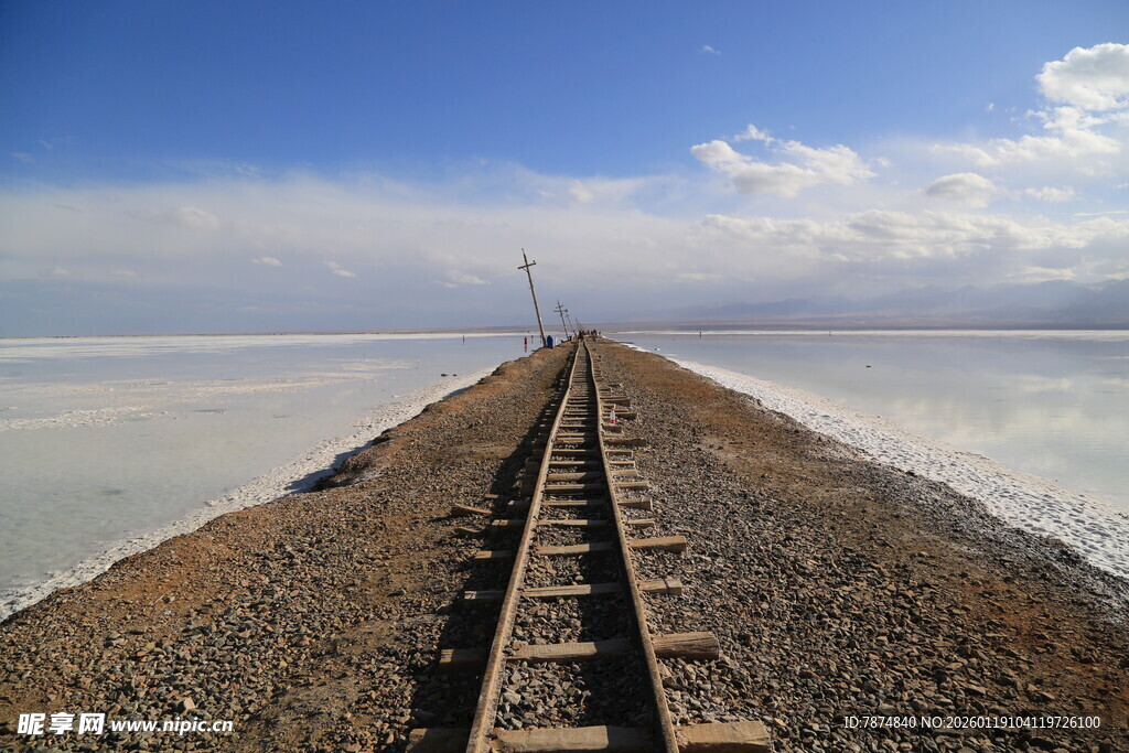 延伸至远方的铁路轨道