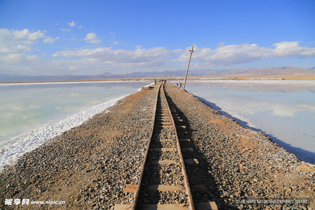盐湖铁轨延伸至远方