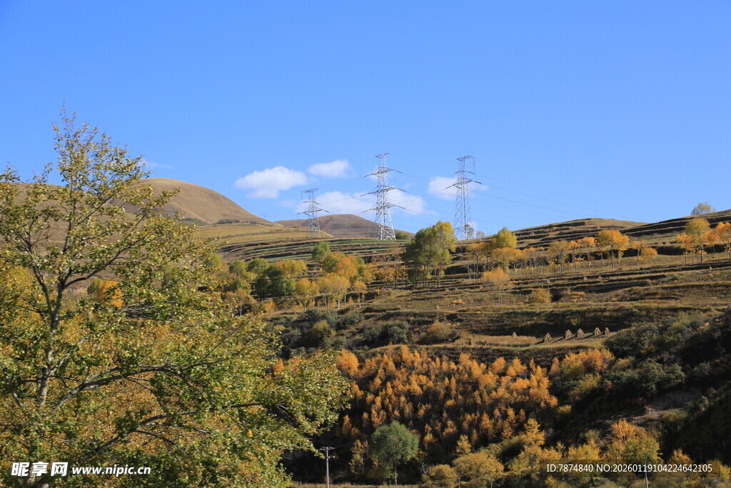 秋日山间多彩景致