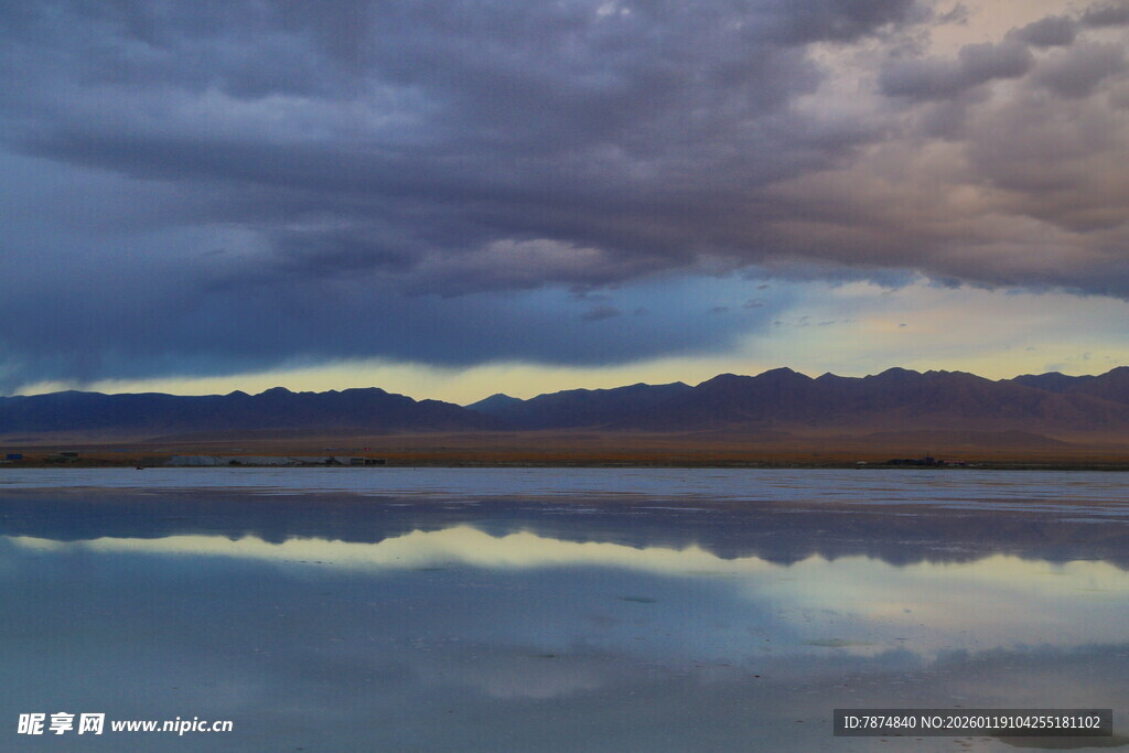 湖畔暮云 山水相映成画