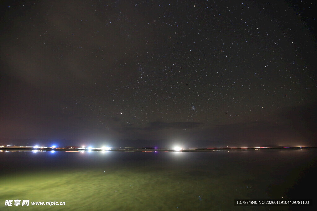 夜晚旷野中的灯光与星空