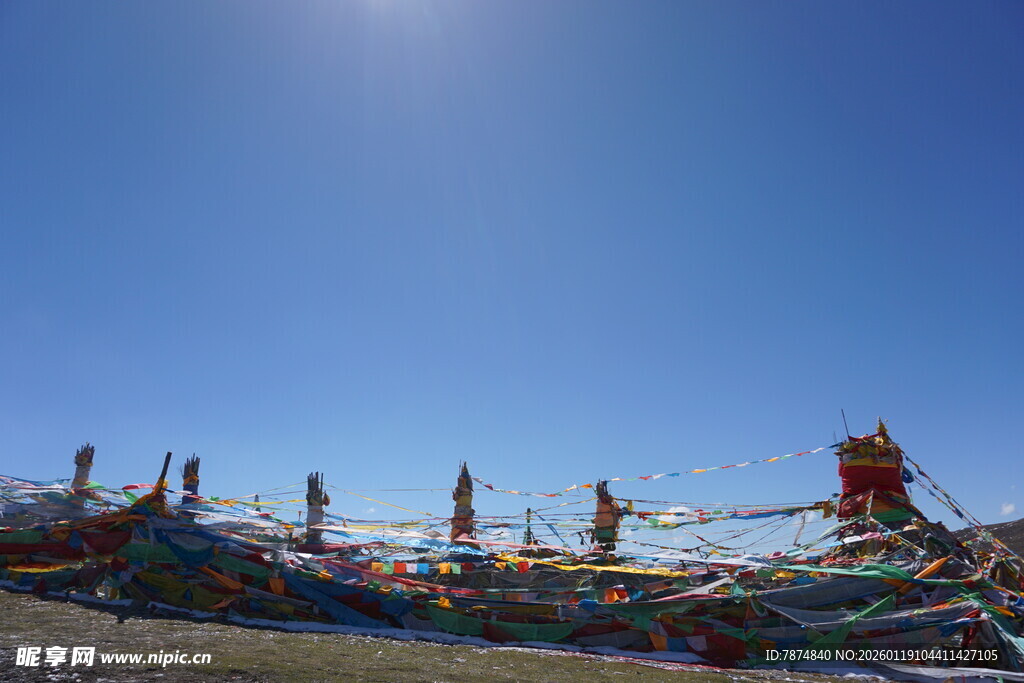 蓝天之下的五彩经幡