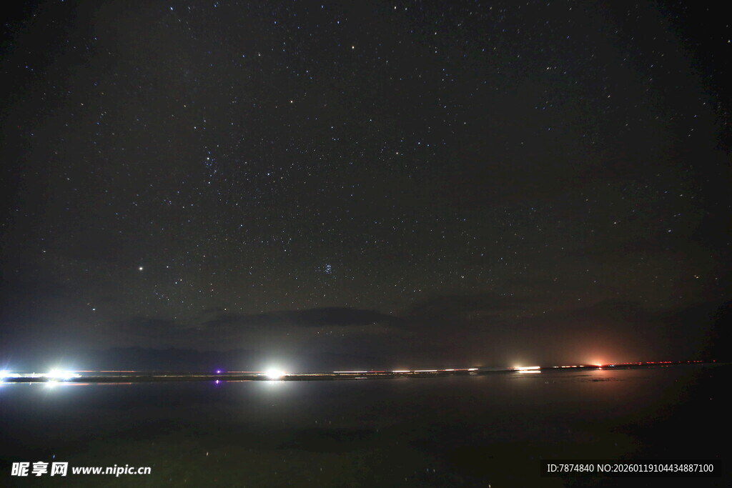 夜晚野外灯光与星空景象