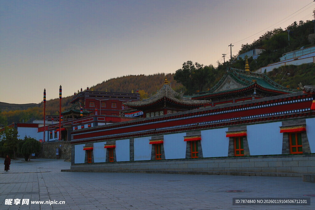 藏式风格建筑的宁静场景