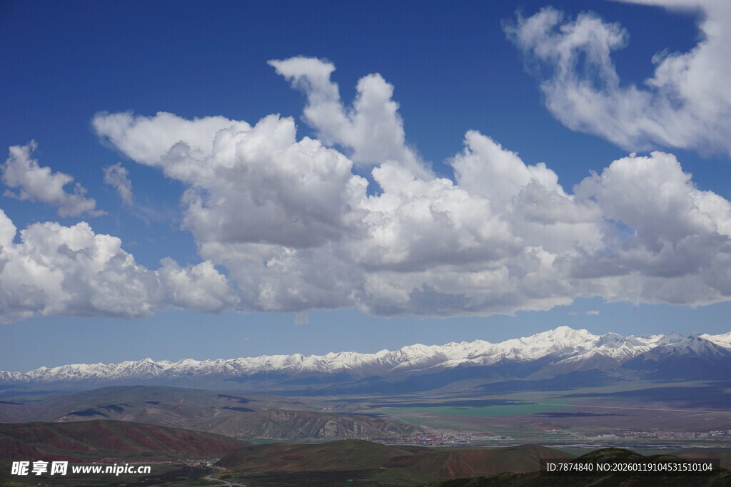 蓝天白云下的壮丽山脉