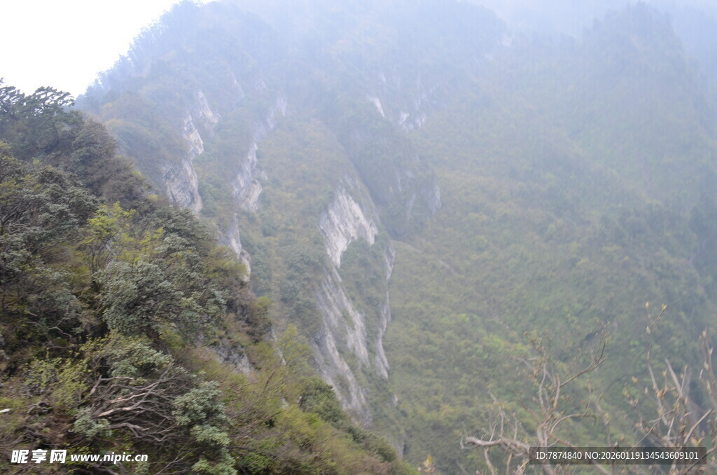山间壮丽峡谷景观