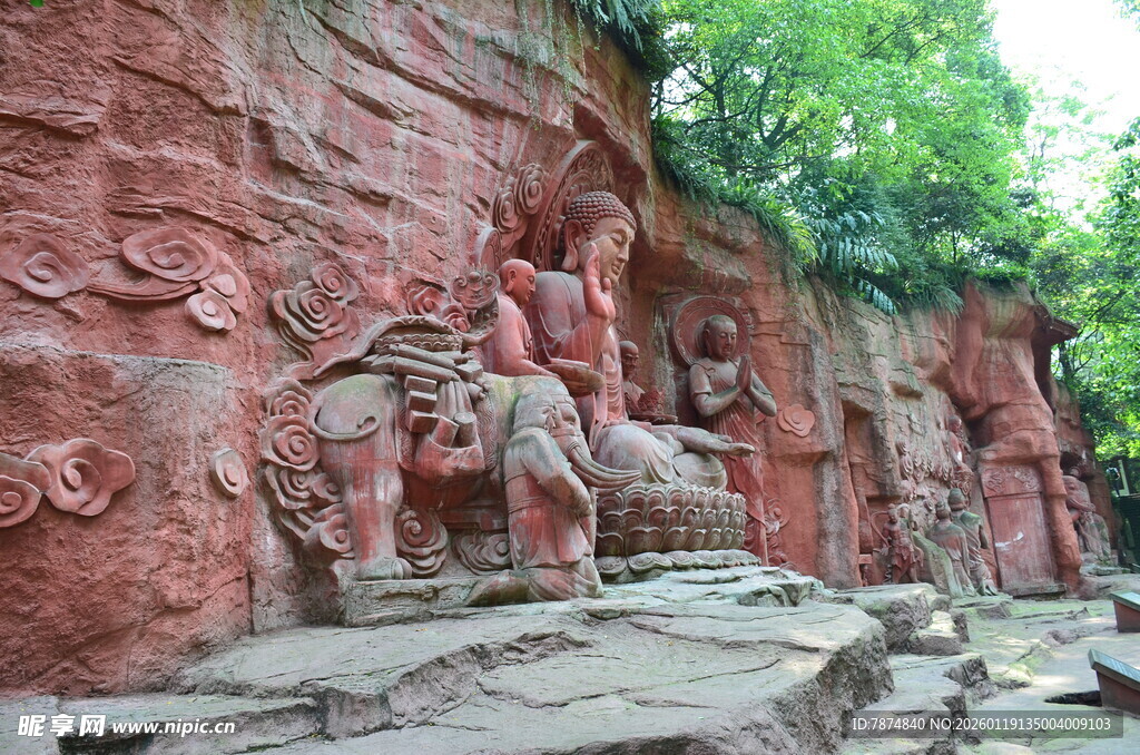红色岩壁上的精美雕刻