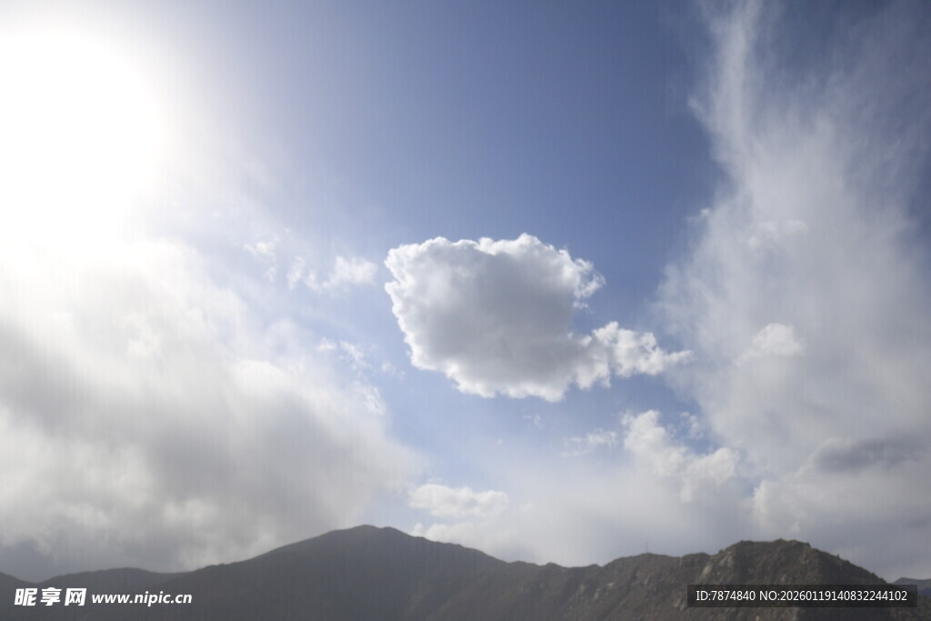 蓝天白云下的巍峨山脉