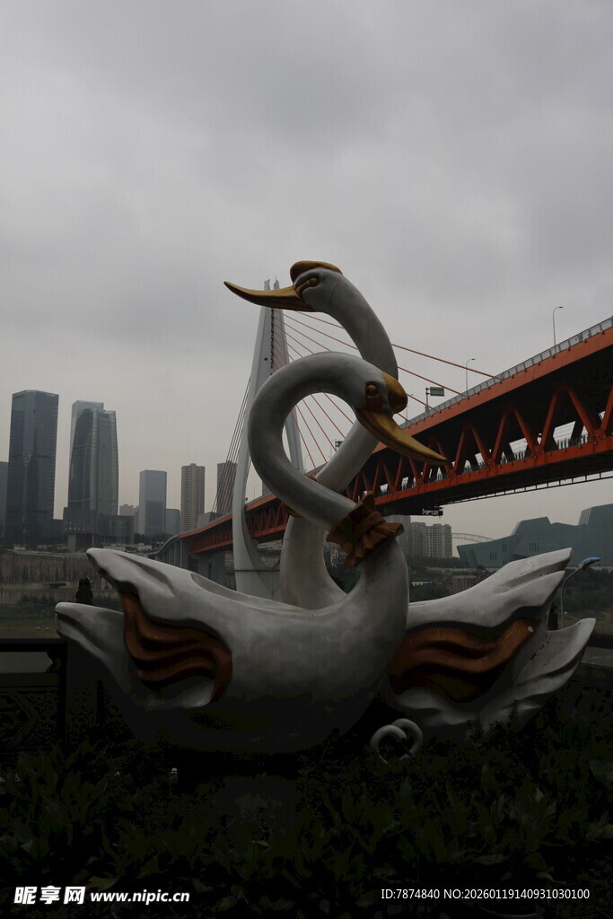 城市中独特造型的天鹅雕塑