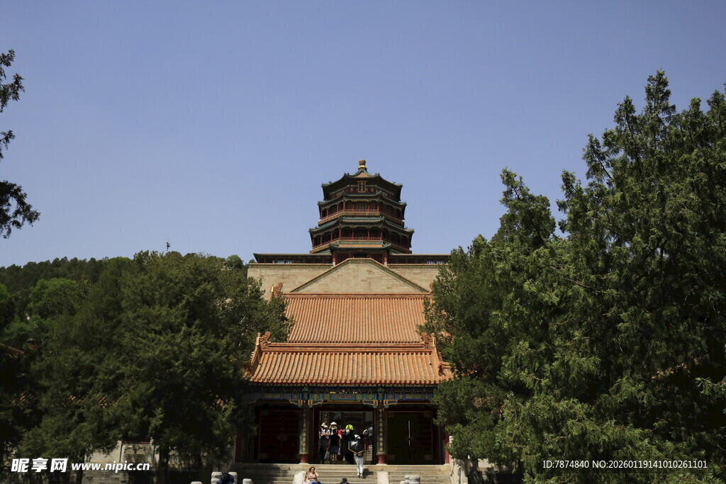 古建宝塔掩映于绿树间