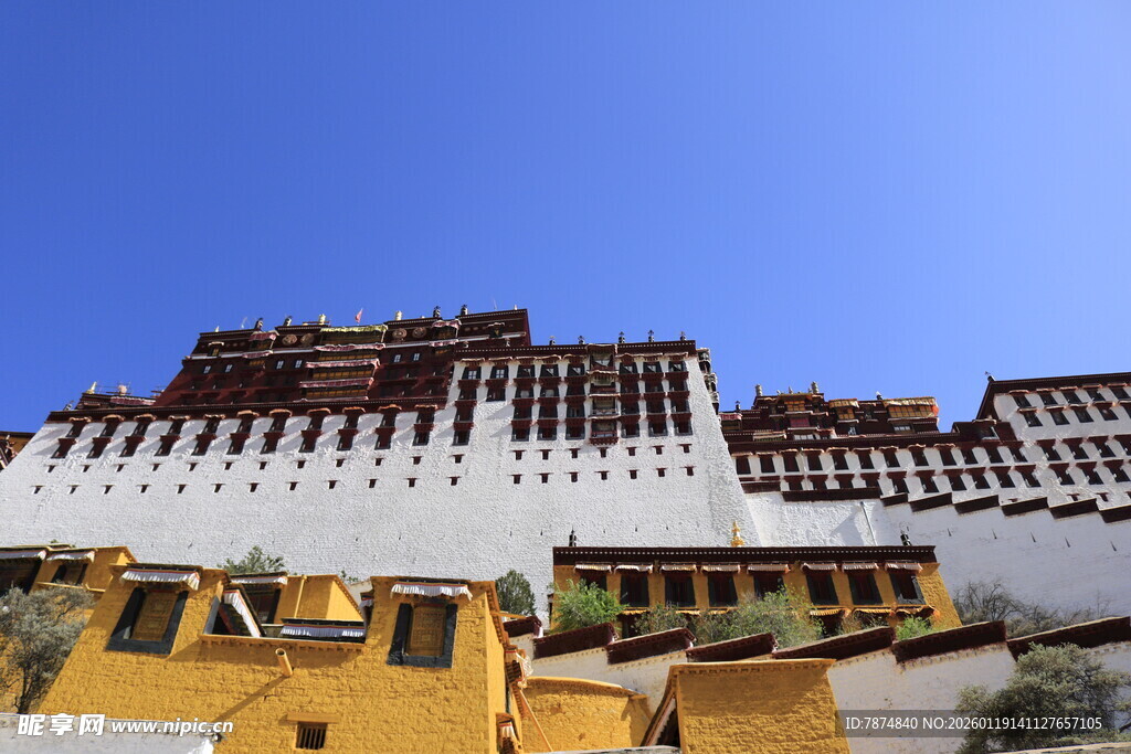 雄伟布达拉宫 蓝天映衬