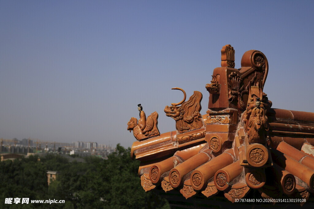 古建筑屋脊上的精美雕塑