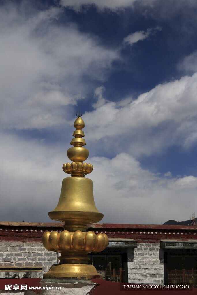 藏式金塔 蓝天白云下的庄严