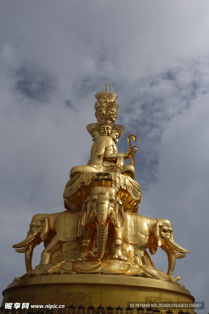 金色雕塑顶端的精美造型