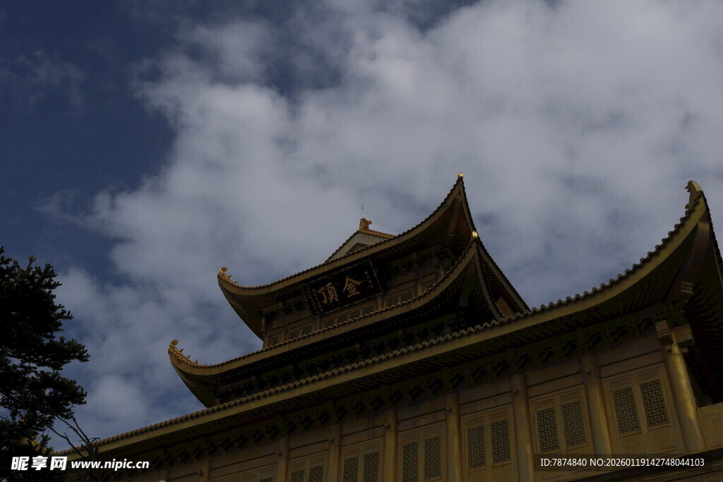 中式古建筑屋顶 云影相伴