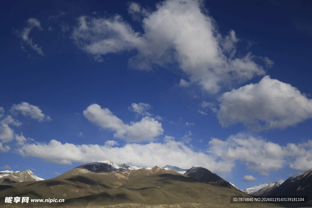 蓝天白云下的壮美山峦