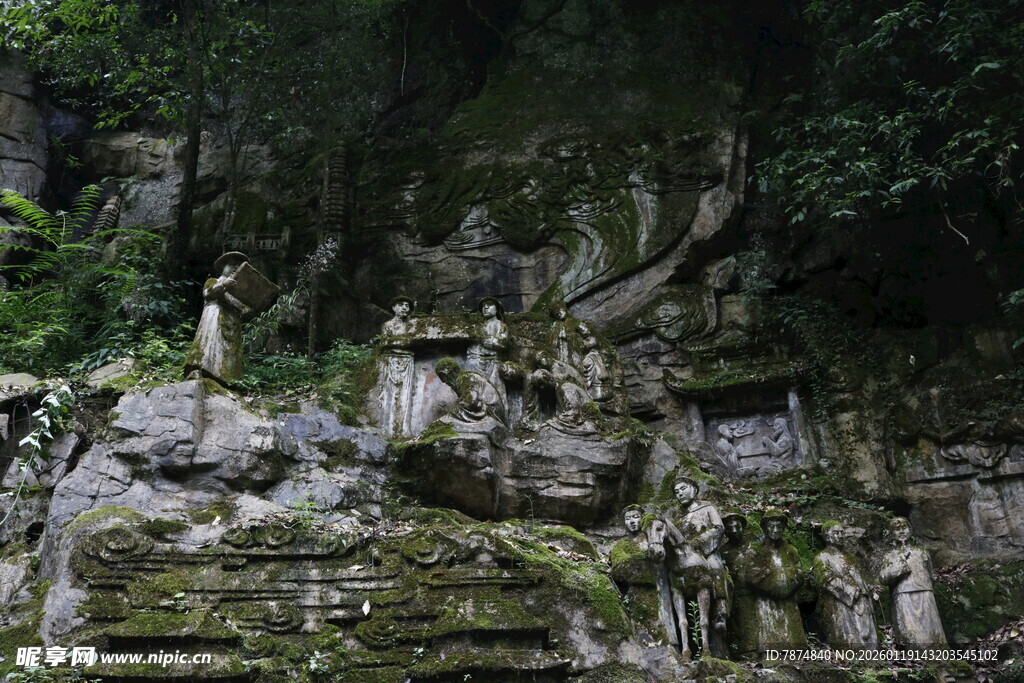 山林间古老神秘的石造景观