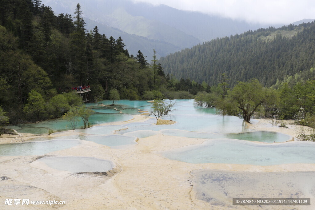 梦幻多彩的山间湖泊景观