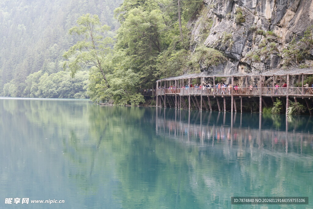 湖畔木质栈道 山水相依