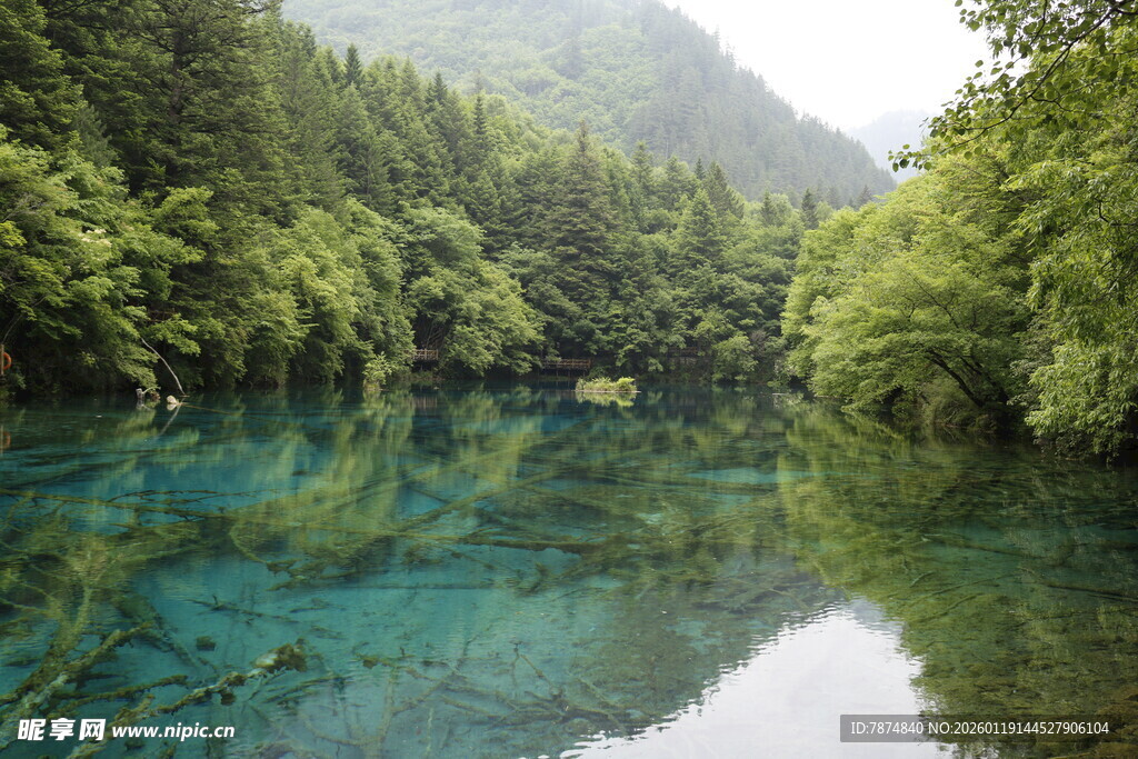 青山环抱的澄澈幽美湖水