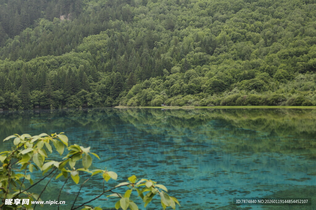 山间幽蓝湖水 绿意环绕