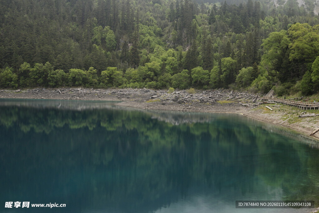 静谧山林中的幽蓝湖泊