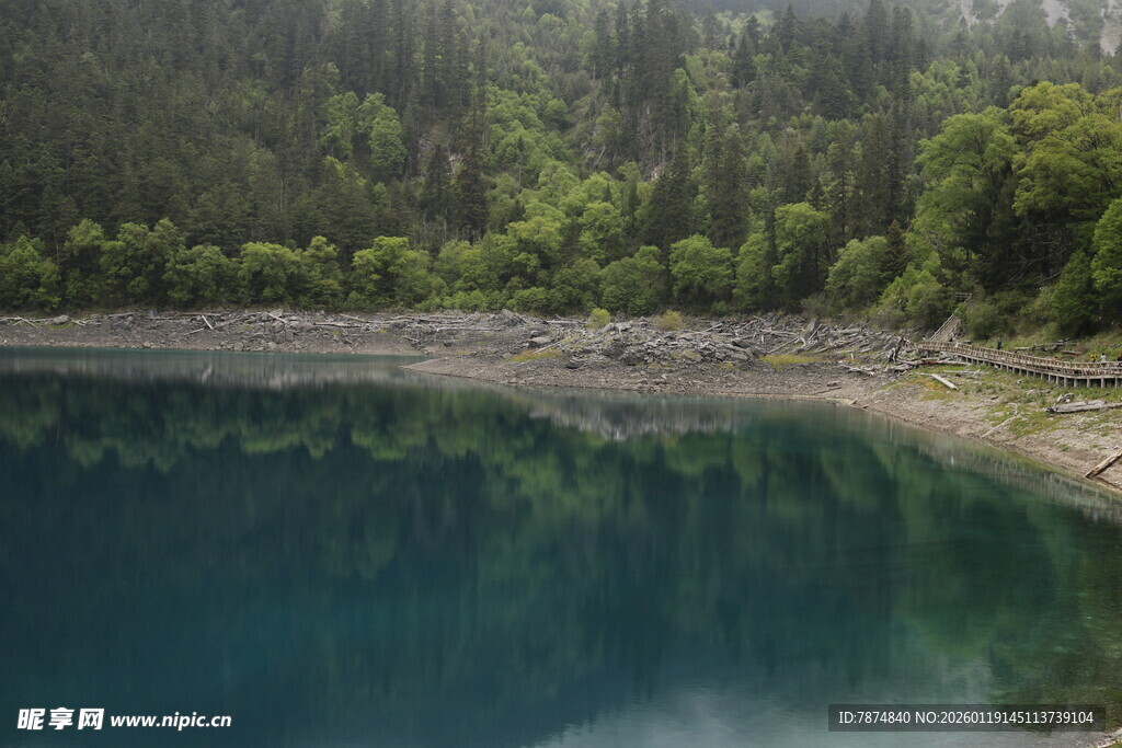 静谧山林中的幽蓝湖泊