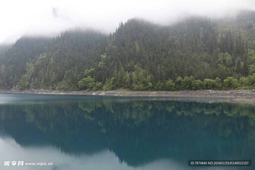 云雾缭绕的静谧湖山景色