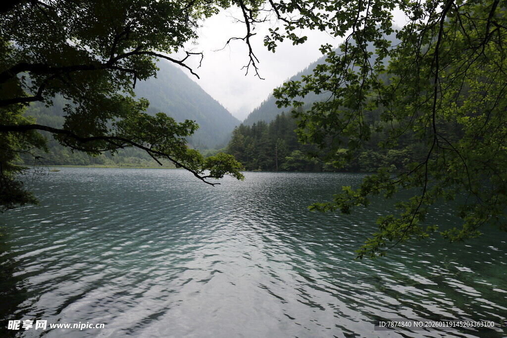 宁静山水间的悠悠湖面
