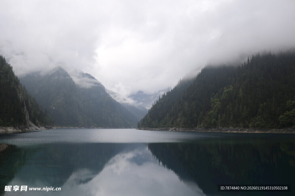 云雾缭绕的静谧山水湖景